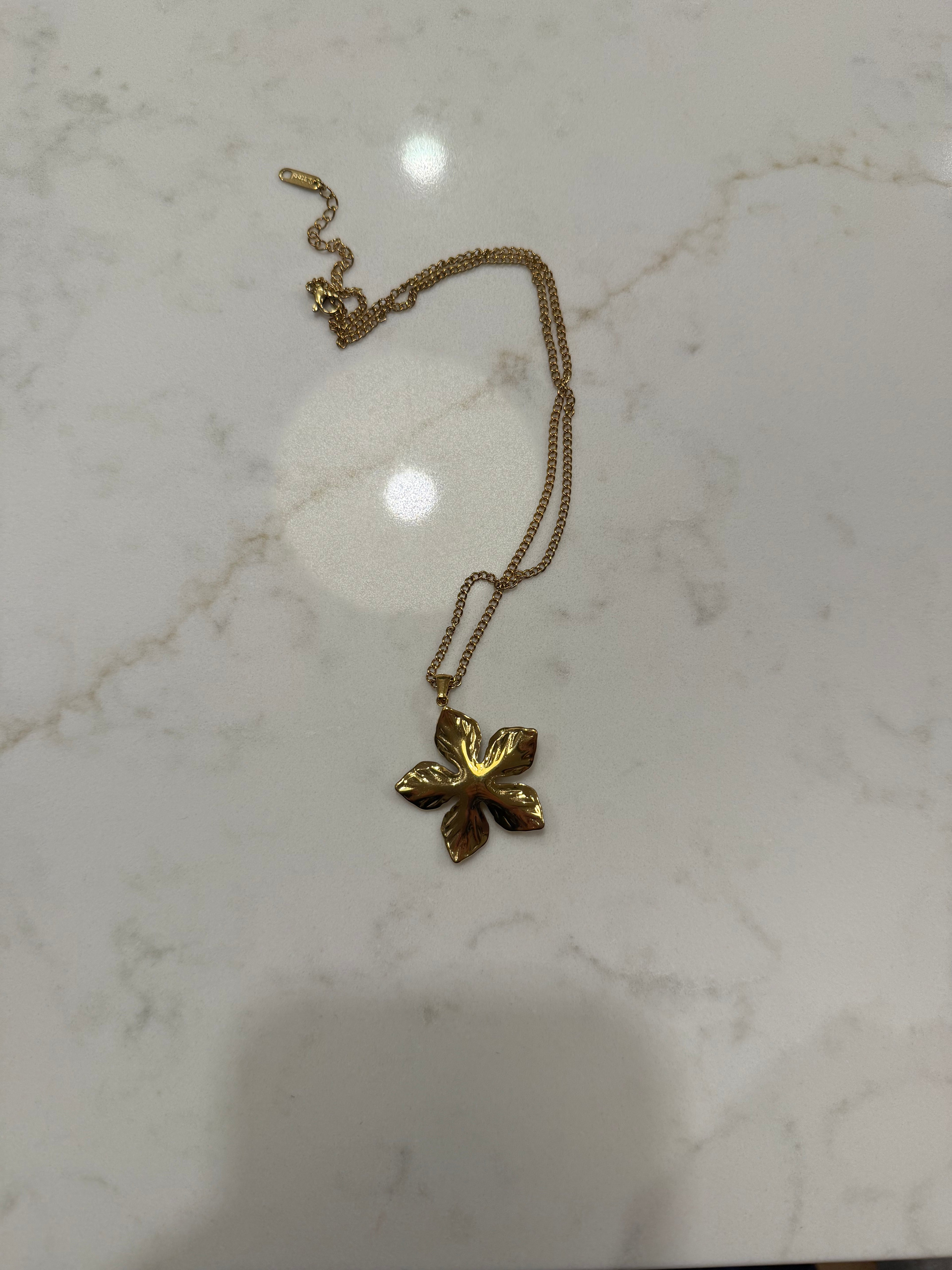 Gold Flower Pendant Necklace