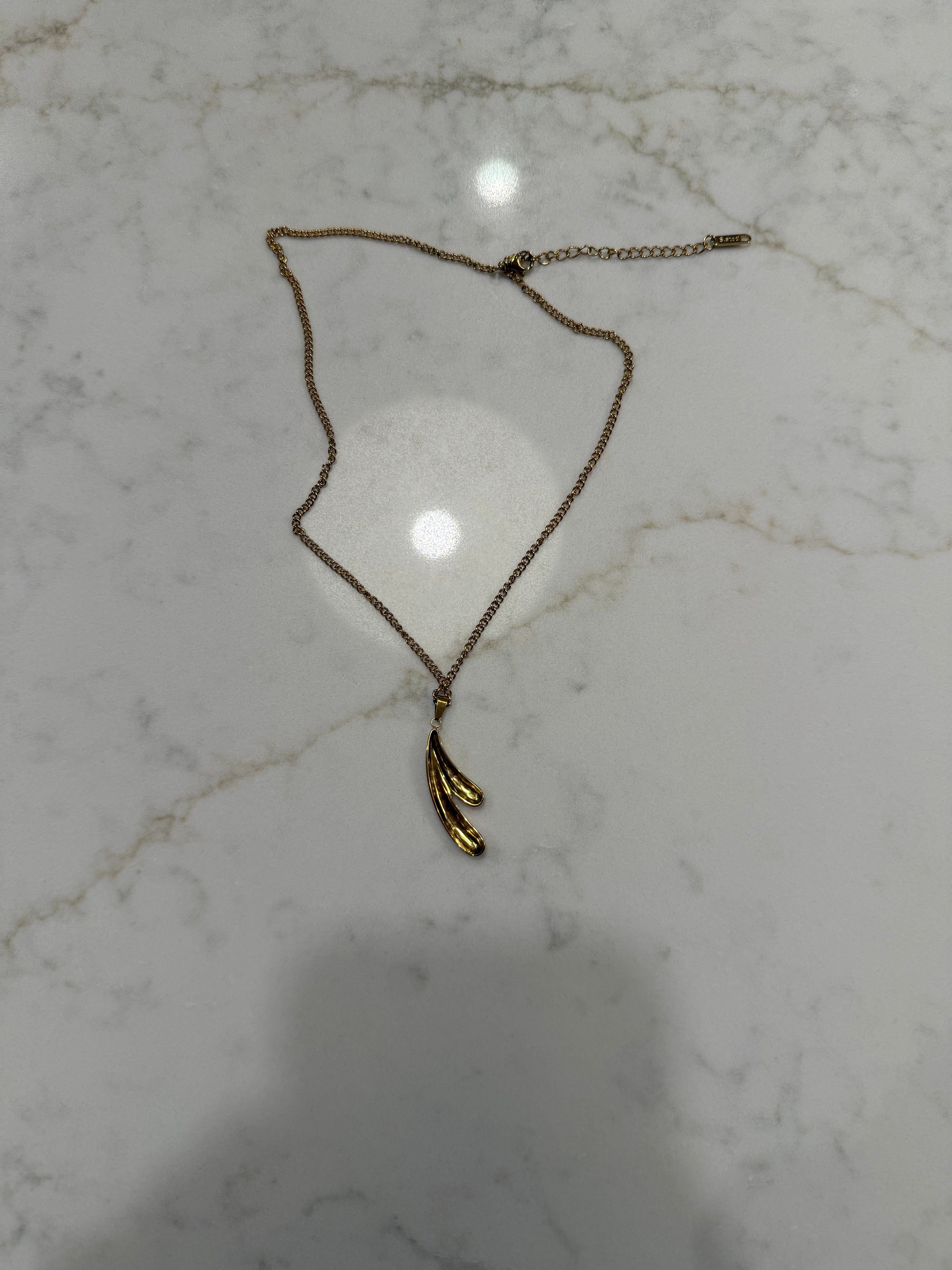 Gold Droplet Pendant Necklace