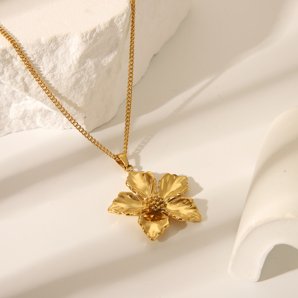 Gold Flower Pendant Necklace